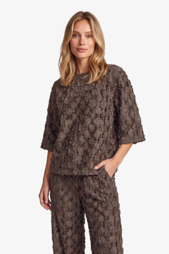 Bruine top met reliefstructuur en halflange mouwen, vooraanzicht | Fluresk Liosa top | Jo&Co Club