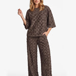 Bruine top met reliefstructuur en halflange mouwen, vooraanzicht | Fluresk Liosa top | Jo&Co Club