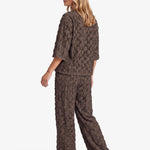 Bruine top met reliefstructuur en halflange mouwen, achterkant | Fluresk Liosa top | Jo&Co Club
