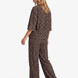 Bruine top met reliefstructuur en halflange mouwen, achterkant | Fluresk Liosa top | Jo&Co Club