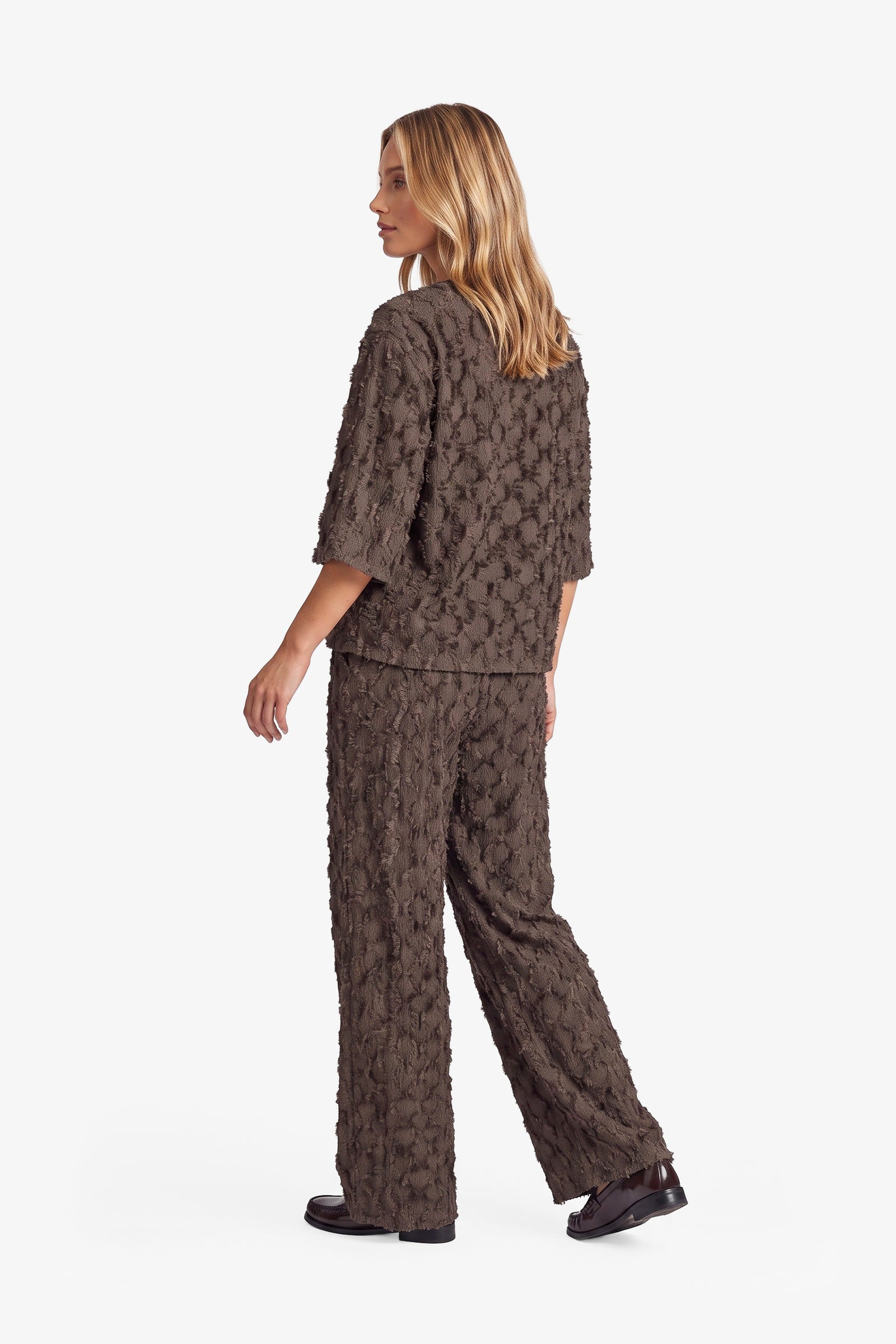Bruine top met reliefstructuur en halflange mouwen, achterkant | Fluresk Liosa top | Jo&Co Club