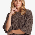 Bruine top met reliefstructuur en halflange mouwen, detailfoto | Fluresk Liosa top | Jo&Co Club