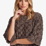 Bruine top met reliefstructuur en halflange mouwen, detailfoto | Fluresk Liosa top | Jo&Co Club