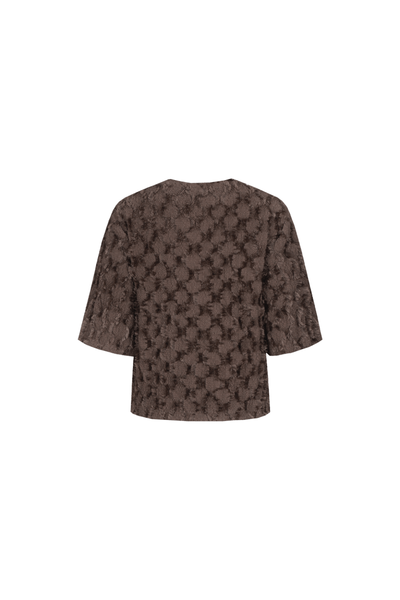 Bruine top met reliefstructuur en halflange mouwen, productfoto achterzijde | Fluresk Liosa top | Jo&Co Club