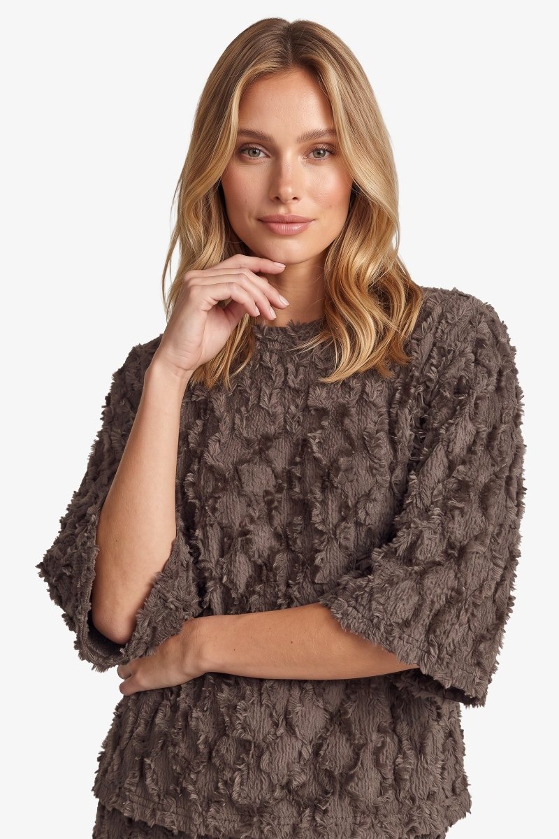 Bruine top met reliefstructuur en halflange mouwen, detailfoto | Fluresk Liosa top | Jo&Co Club