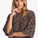 Bruine top met reliefstructuur en halflange mouwen, detailfoto | Fluresk Liosa top | Jo&Co Club