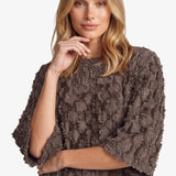 Bruine top met reliefstructuur en halflange mouwen, detailfoto | Fluresk Liosa top | Jo&Co Club