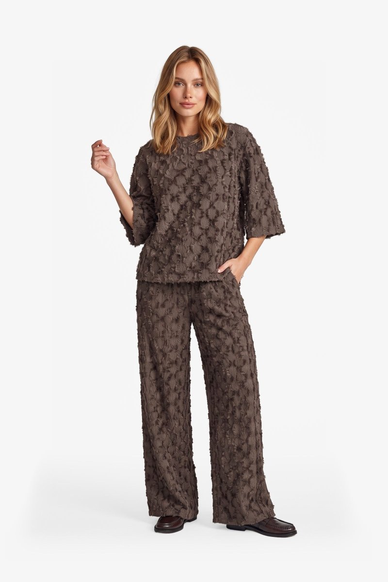 Bruine top met reliefstructuur en halflange mouwen, vooraanzicht | Fluresk Liosa top | Jo&Co Club
