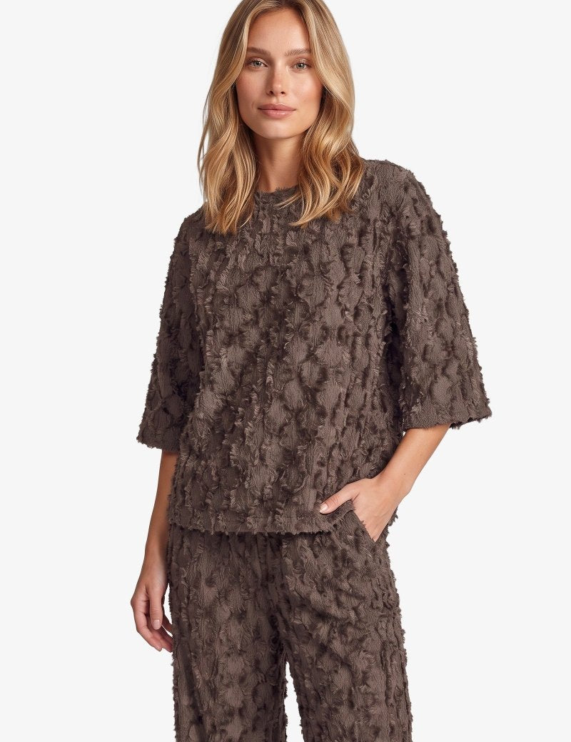 Bruine top met reliefstructuur en halflange mouwen, vooraanzicht | Fluresk Liosa top | Jo&Co Club