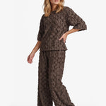 Bruine wijde broek met reliefstructuur, vooraanzicht | Fluresk Loa pants | Jo&Co Club