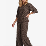 Bruine wijde broek met reliefstructuur, vooraanzicht | Fluresk Loa pants | Jo&Co Club