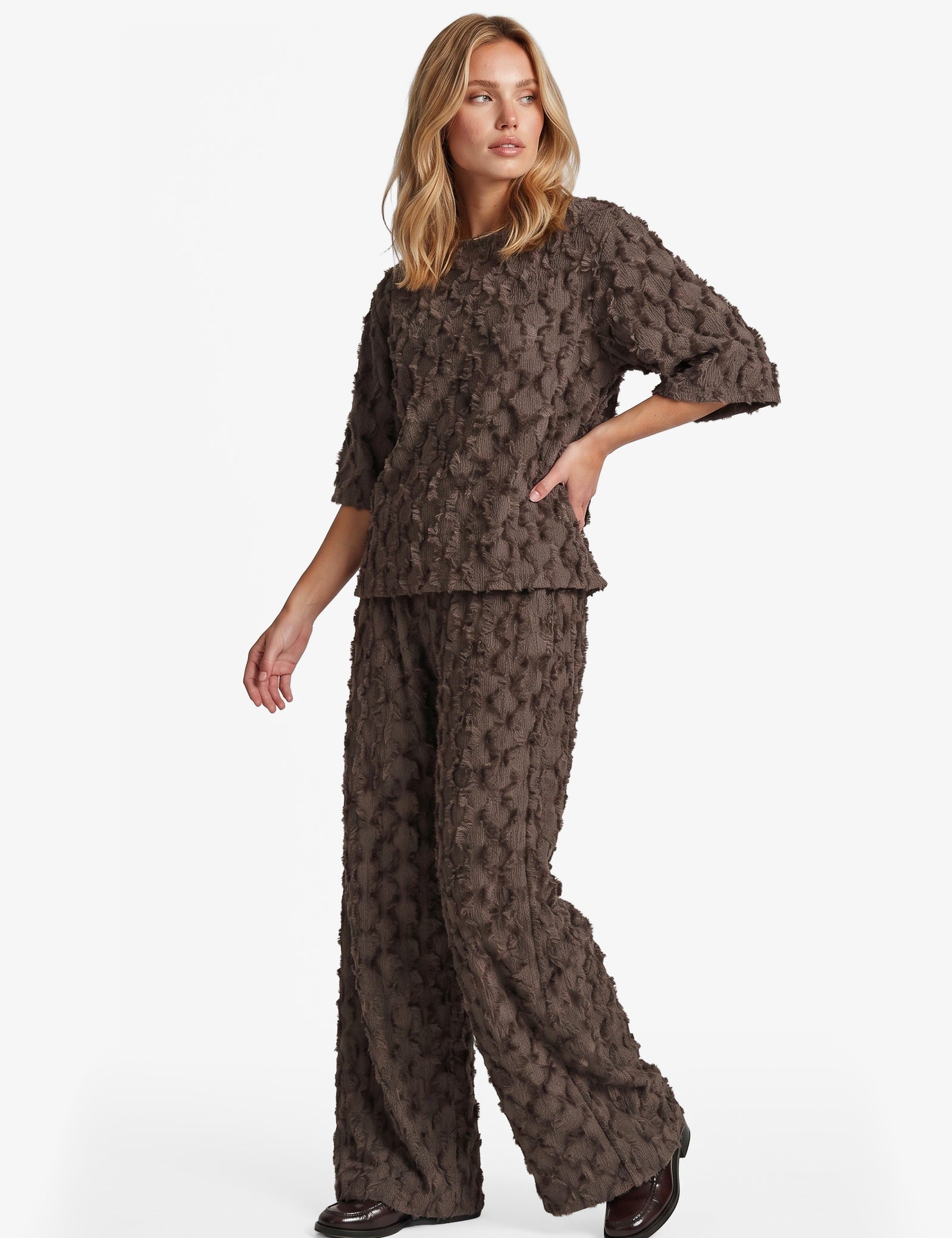 Bruine wijde broek met reliefstructuur, vooraanzicht | Fluresk Loa pants | Jo&Co Club
