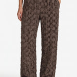 Bruine wijde broek met reliefstructuur, vooraanzicht | Fluresk Loa pants | Jo&Co Club