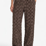 Bruine wijde broek met reliefstructuur, vooraanzicht | Fluresk Loa pants | Jo&Co Club