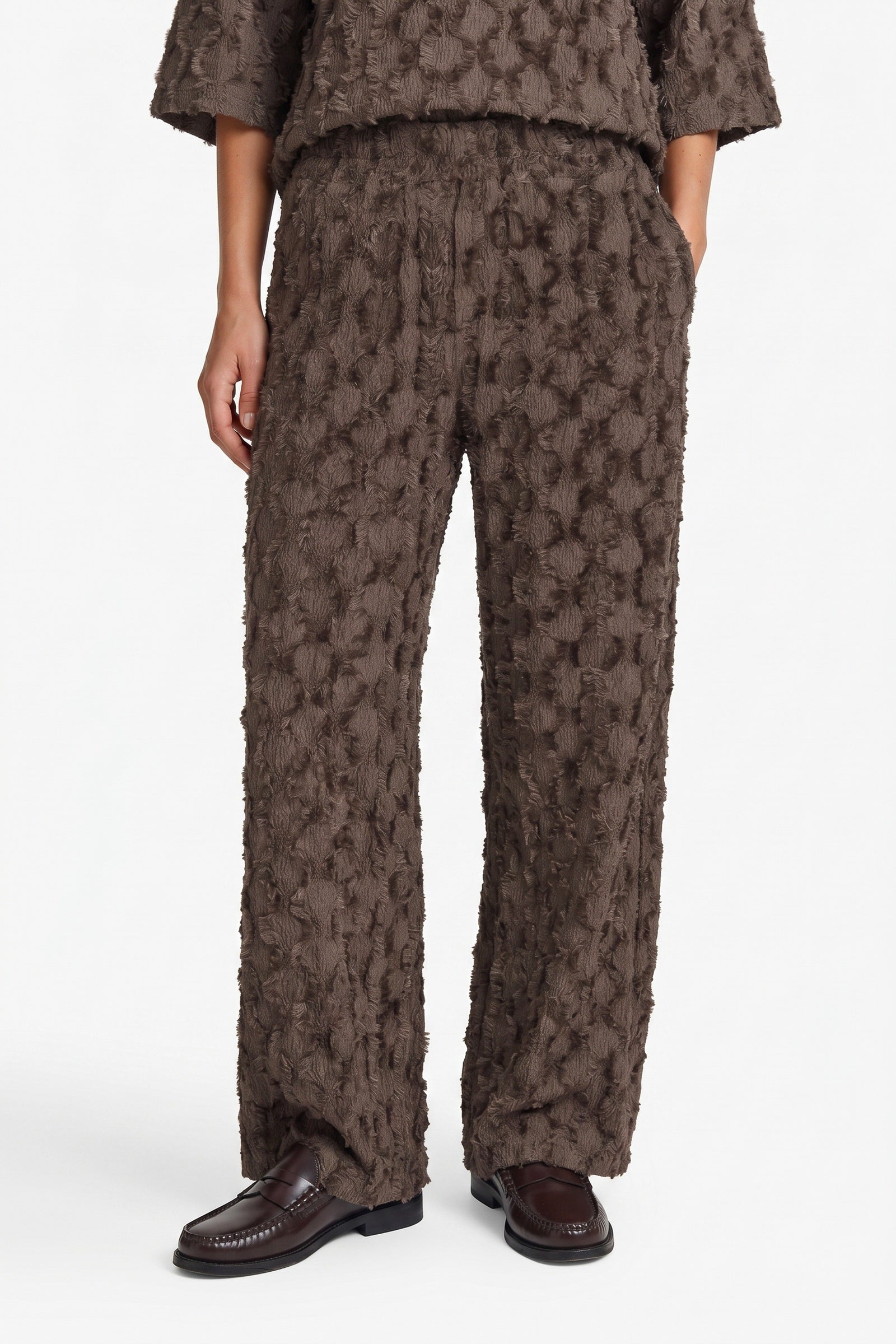 Bruine wijde broek met reliefstructuur, vooraanzicht | Fluresk Loa pants | Jo&Co Club