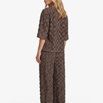 Bruine wijde broek met reliefstructuur, achterkant | Fluresk Loa pants | Jo&Co Club