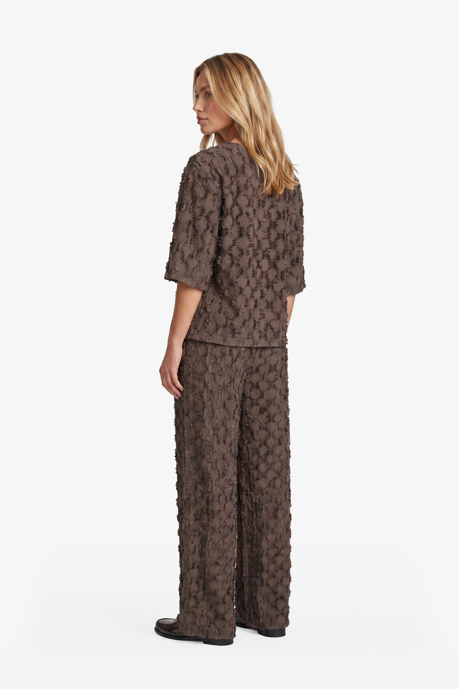 Bruine wijde broek met reliefstructuur, achterkant | Fluresk Loa pants | Jo&Co Club