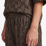 Bruine wijde broek met reliefstructuur, detailfoto | Fluresk Loa pants | Jo&Co Club
