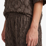 Bruine wijde broek met reliefstructuur, detailfoto | Fluresk Loa pants | Jo&Co Club