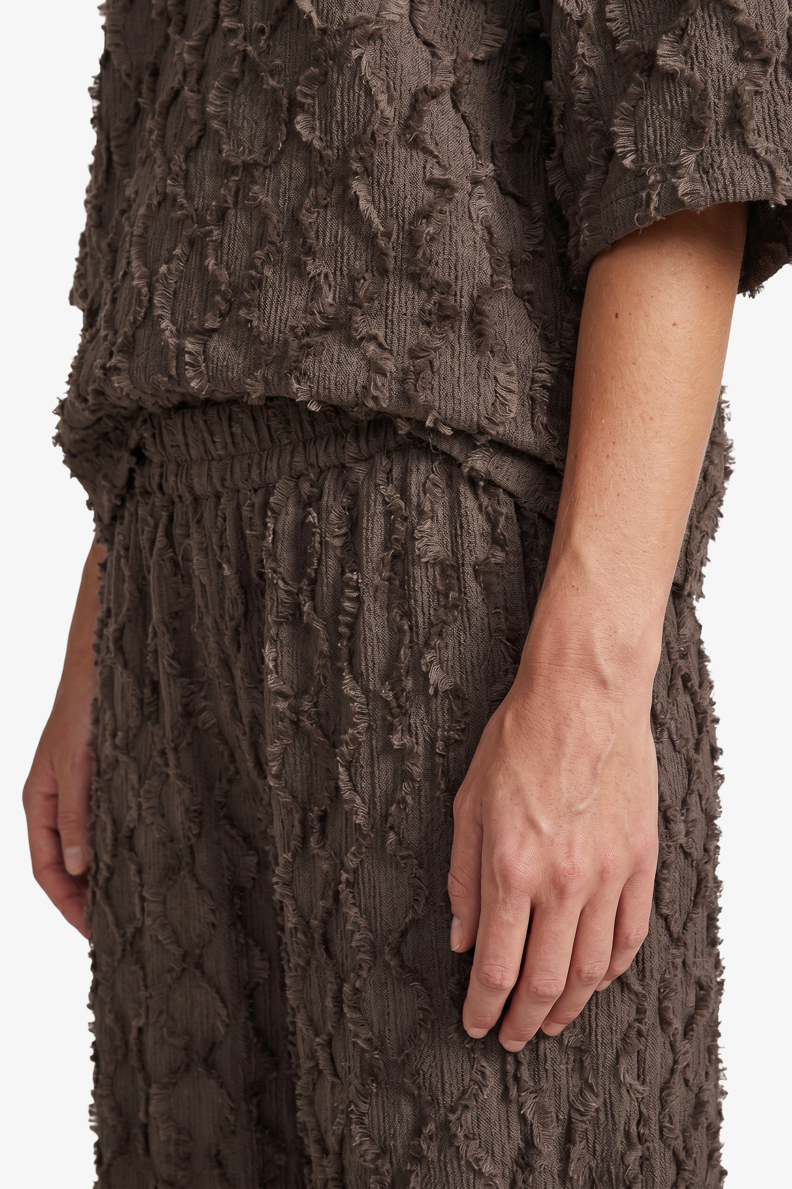 Bruine wijde broek met reliefstructuur, detailfoto | Fluresk Loa pants | Jo&Co Club