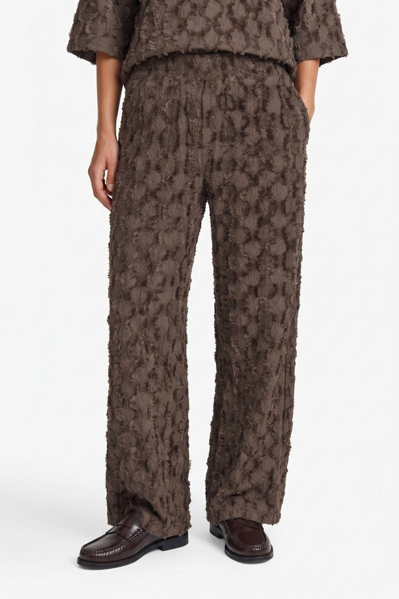 Bruine wijde broek met reliefstructuur, vooraanzicht | Fluresk Loa pants | Jo&Co Club