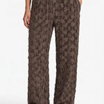 Bruine wijde broek met reliefstructuur, vooraanzicht | Fluresk Loa pants | Jo&Co Club