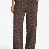 Bruine wijde broek met reliefstructuur, vooraanzicht | Fluresk Loa pants | Jo&Co Club