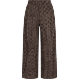 Bruine wijde broek met reliefstructuur, productfoto achterzijde | Fluresk Loa pants | Jo&Co Club