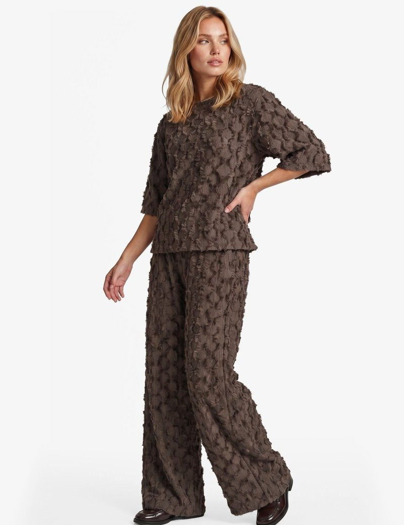 Bruine wijde broek met reliefstructuur, vooraanzicht | Fluresk Loa pants | Jo&Co Club