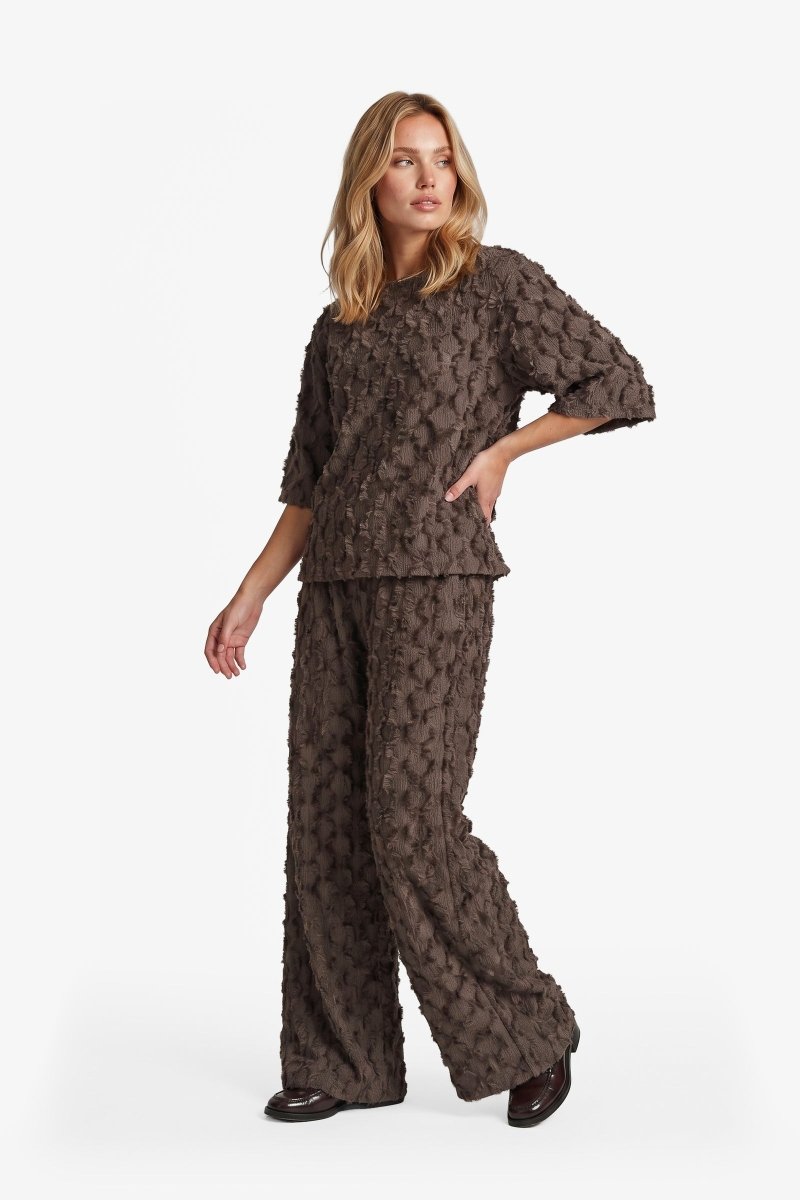 Bruine wijde broek met reliefstructuur, vooraanzicht | Fluresk Loa pants | Jo&Co Club