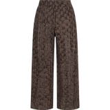 Bruine wijde broek met reliefstructuur, productfoto achterzijde | Fluresk Loa pants | Jo&Co Club