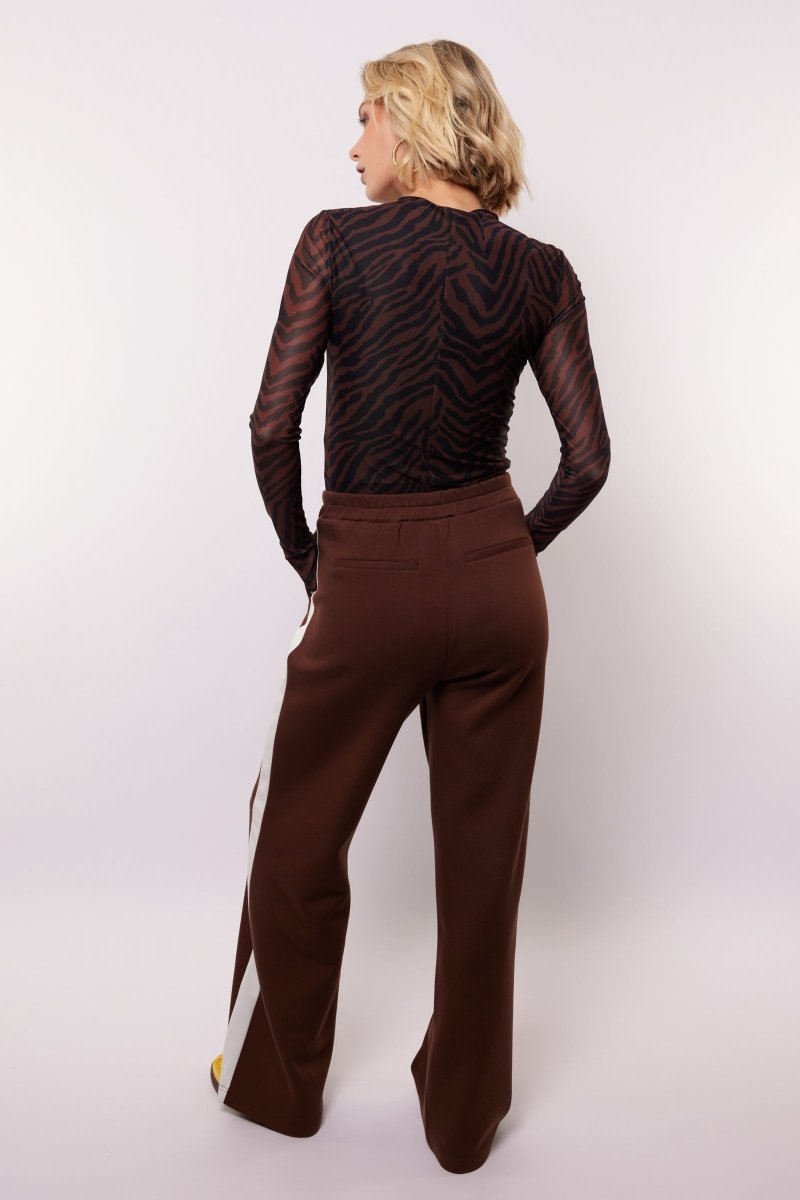 model draagt de mairen pants van fluresk