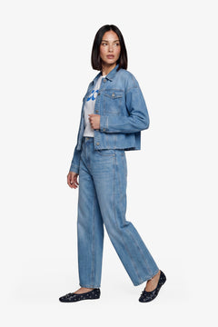 Lichtblauwe jeans met wijde rechte pijpen, vooraanzicht | Fluresk Malti pants | Jo&Co Club