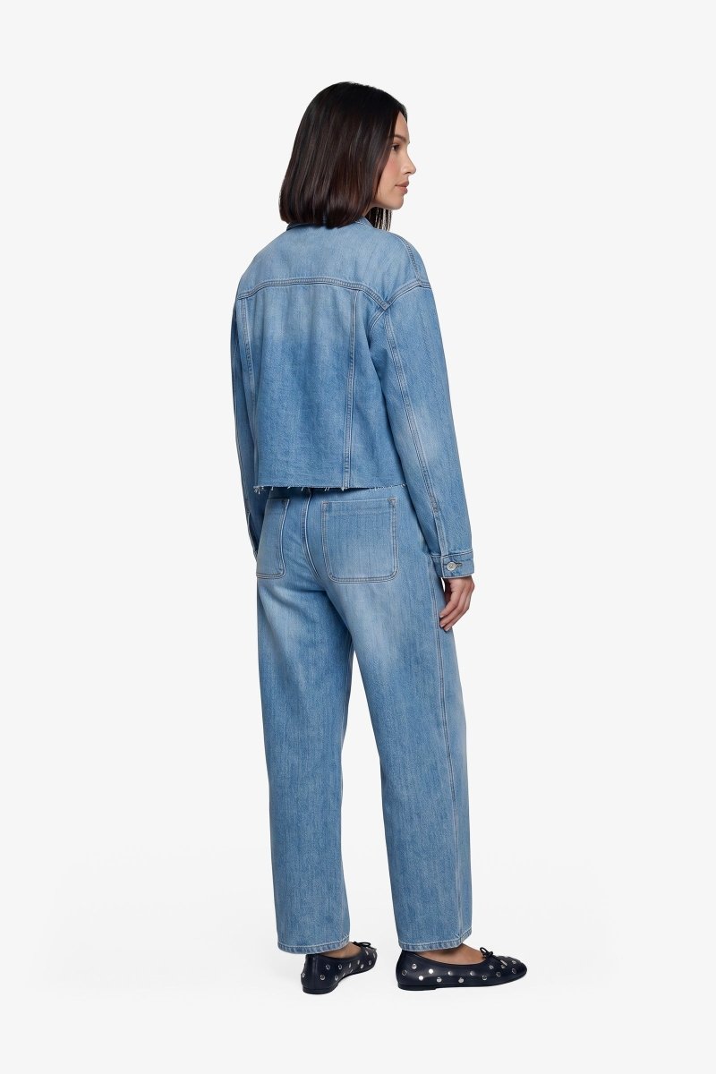 Lichtblauwe jeans met wijde rechte pijpen, achterkant | Fluresk Malti pants | Jo&Co Club