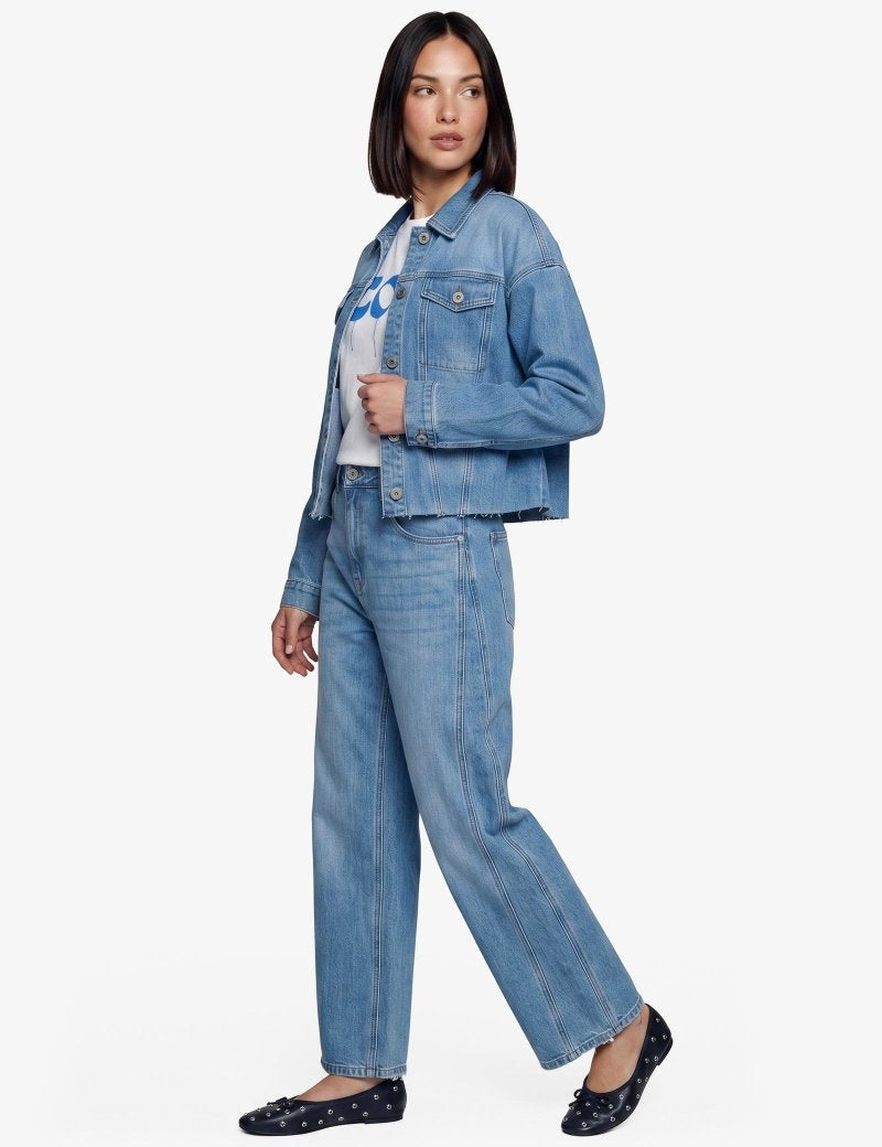 Lichtblauwe jeans met wijde rechte pijpen, vooraanzicht | Fluresk Malti pants | Jo&Co Club