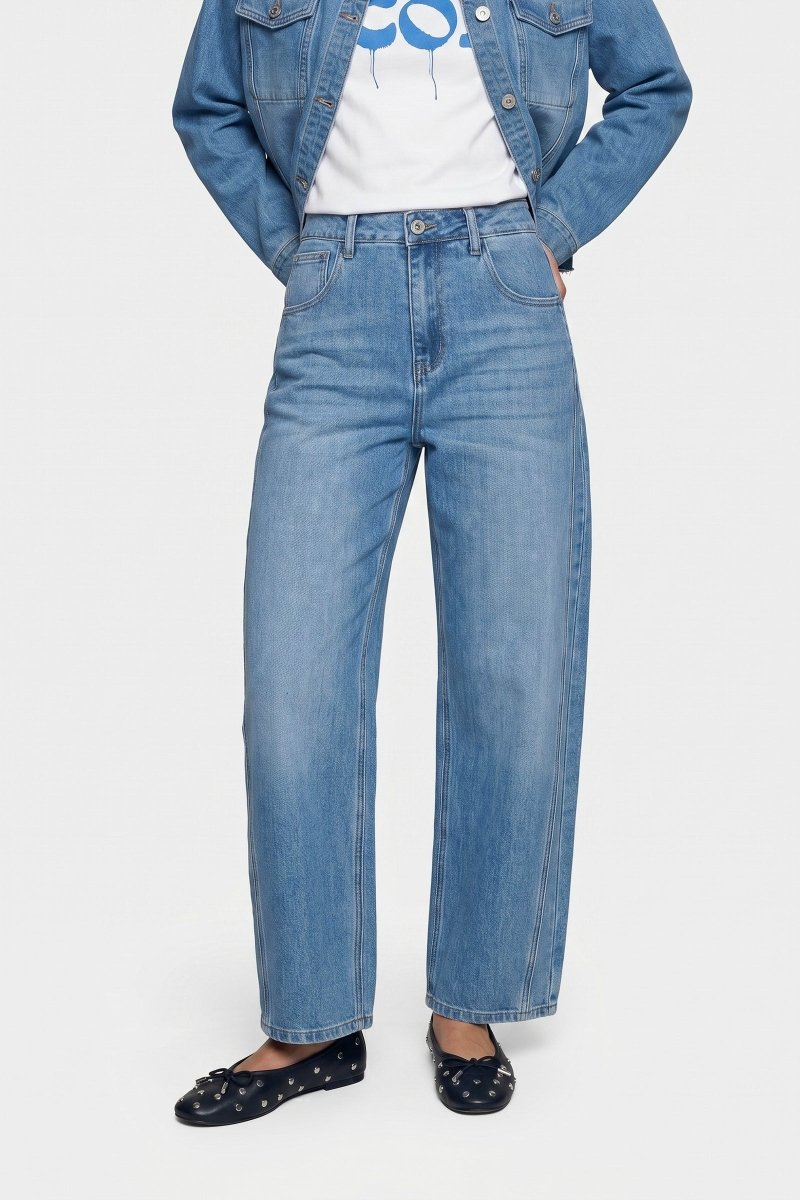 Lichtblauwe jeans met wijde rechte pijpen, vooraanzicht | Fluresk Malti pants | Jo&Co Club