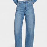 Lichtblauwe jeans met wijde rechte pijpen, vooraanzicht | Fluresk Malti pants | Jo&Co Club