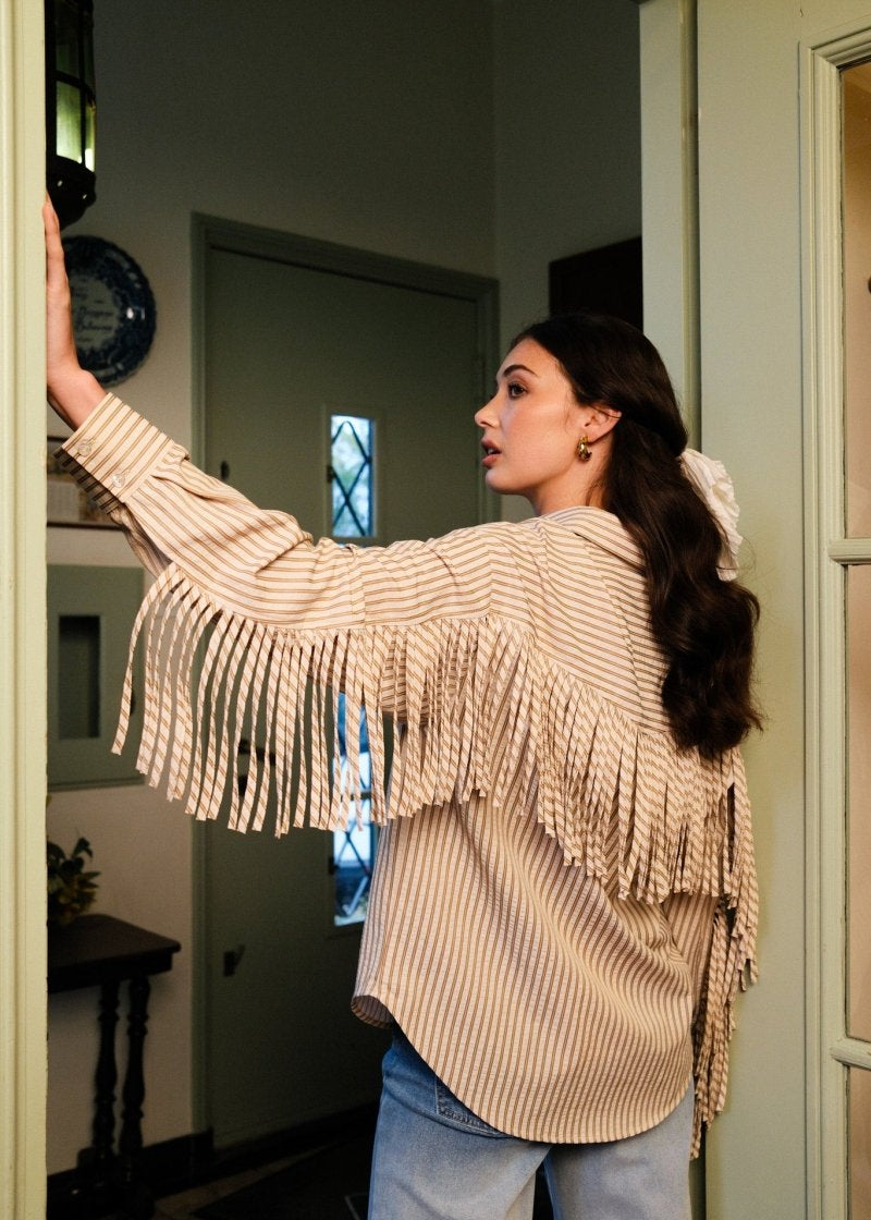 model met Fluresk Marelia blouse breige met franjes
