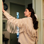 model met Fluresk Marelia blouse breige met franjes