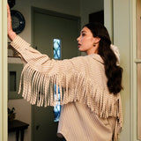 model met Fluresk Marelia blouse breige met franjes