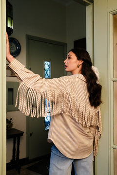 model met Fluresk Marelia blouse breige met franjes