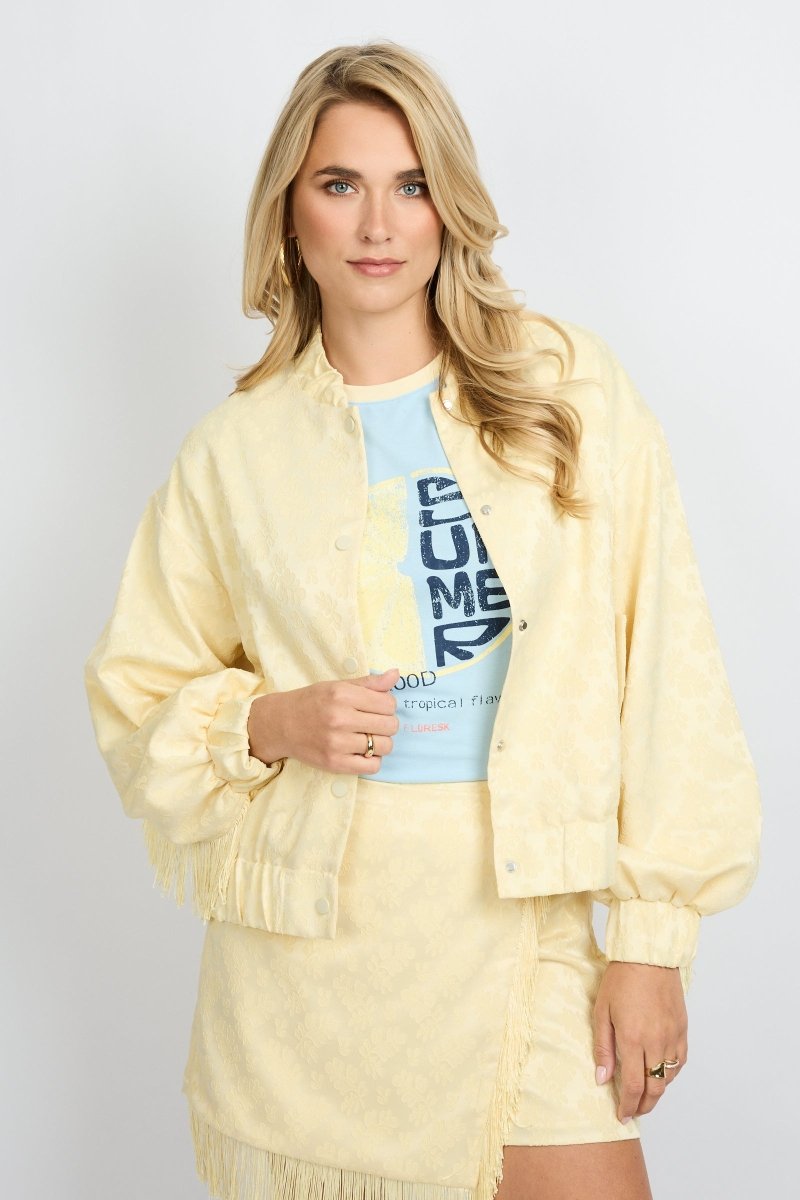 Fluresk Marena Jacket | Vanilla in zacht vanillegeel; T-shirt: licht pastelblauw, oversized