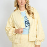 Fluresk Marena Jacket | Vanilla in zacht vanillegeel; T-shirt: licht pastelblauw, oversized
