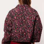Backview van het Fluresk Mirabel Jacket met all-over bloemenprint in warme kleuren.