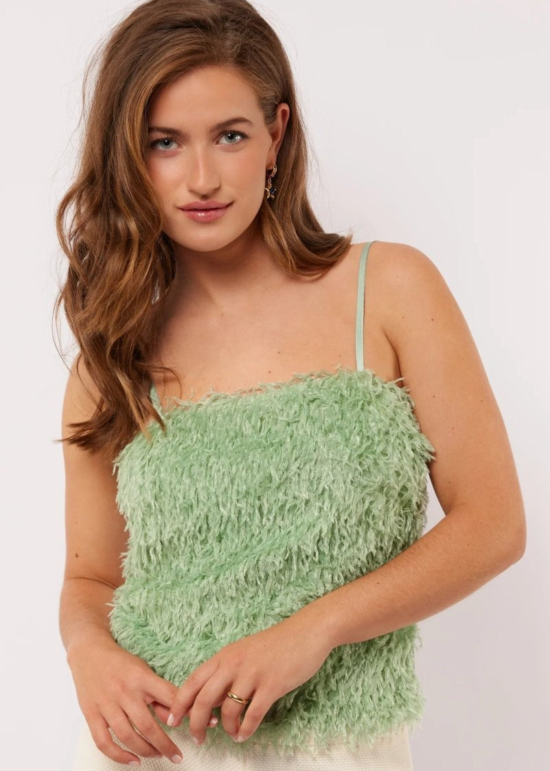 Vooraanzicht van de Millicent Top van Fluresk – cropped mintgroene top met fluffy franjes en verstelbare bandjes.