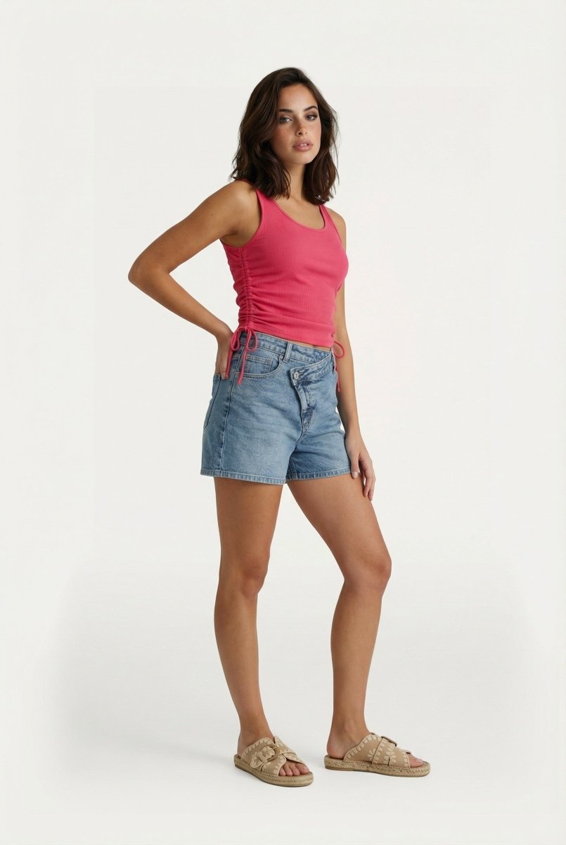 Fluresk top Bright Pink – Aansluitende felroze top met verstelbare zijkanten | Jo&Co Club