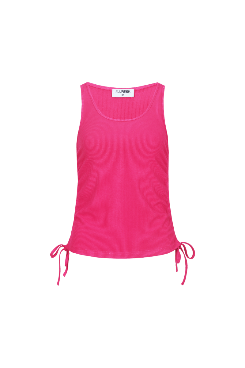 Productfoto van een felroze tanktop, vrijstaand gefotografeerd tegen een zwarte achtergrond | Fluresk top | Jo&Co Club
