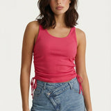 Top top Bright Pink – Aansluitende geribde tanktop met trekkoordjes aan de zijkant. | Jo&Co Club