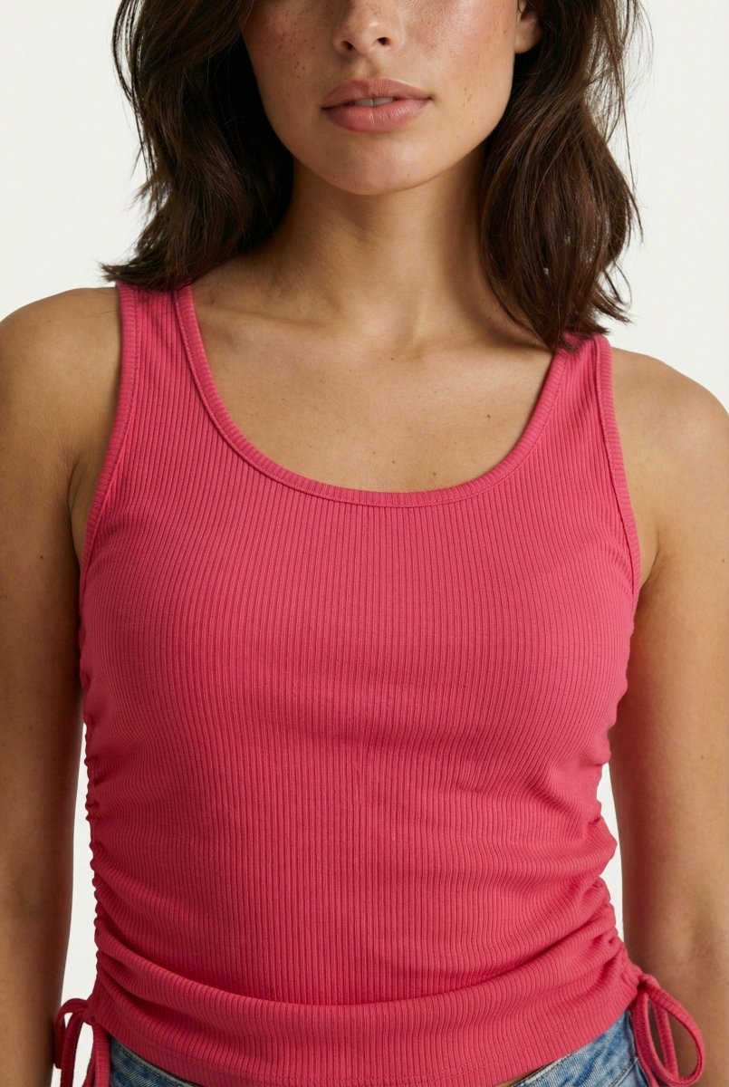 Een close-up van een model dat een felroze, geribbelde tanktop draagt | Fluresk top | Jo&Co Club