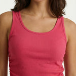 Een close-up van een model dat een felroze, geribbelde tanktop draagt | Fluresk top | Jo&Co Club